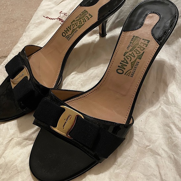 SALVATORE FERRAGAMO VARA GLORY BLACK SANDALS HEELS SZ 9 - Picture 1 of 5